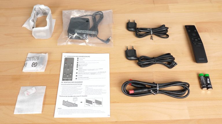 Cables, wall mount and manual of the Samsung Soundbar
