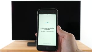Smartphone mit Amazon Alexa App, die sich mit der JBL Soundbar verbindet